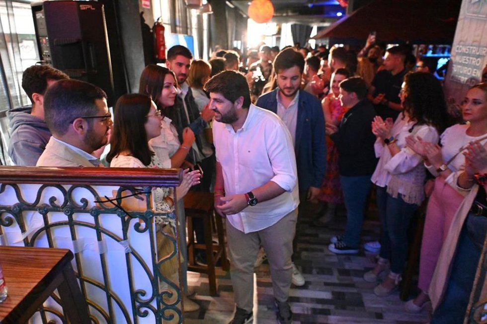 El candidato del PPRM a la presidencia de la Comunidad, Fernando López Miras, en un acto con jóvenes