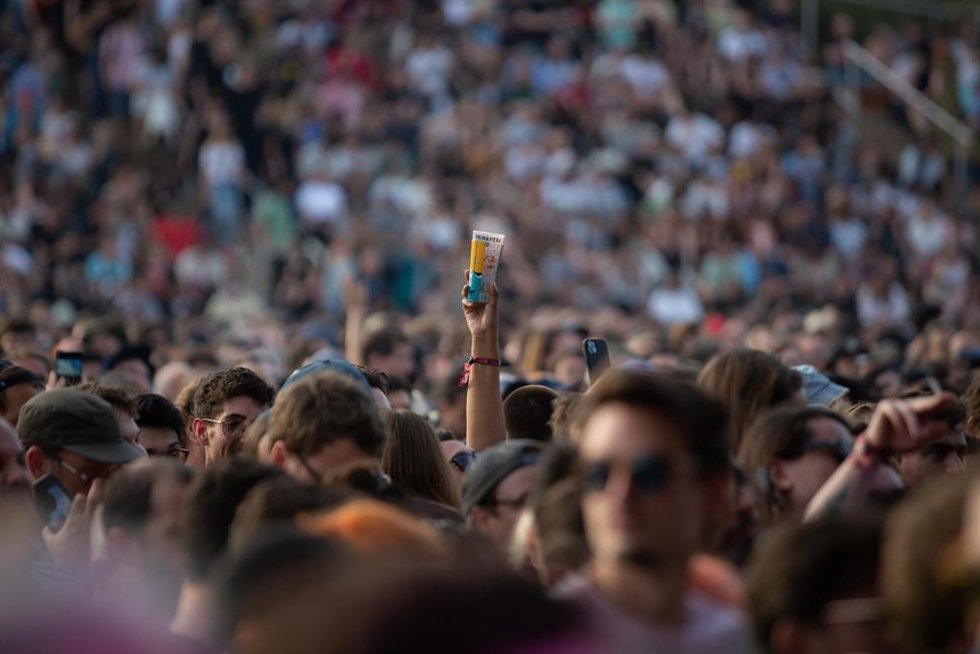 Archivo - Un grupo de personas durante la primera jornada del Festival Primavera Sound Barcelona, en Sant Adriá de Bess, a 2 de junio de 2022