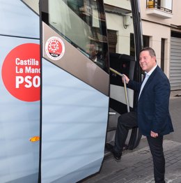 El candidato del PSOE a la Presidencia de Castilla-La Mancha, Emiliano García-Page, subiendo al autobús electoral de campaña.