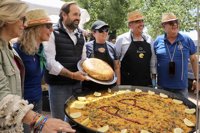 La fuerza del cambio impulsa a Núñez en una primera semana de campaña entre paellas y un baño de masas con Aznar