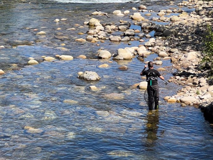 Pescador en un río de Cantabria.- Archivo