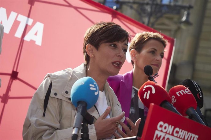 La ministra de Política Territorial y portavoz del Gobierno de España, Isabel Rodríguez, junto con la candidata del PSN a la Presidencia del Gobierno de Navarra, María Chivite.