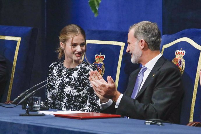 Archivo - La Princesa de Asturias, Doña Leonor, y el Rey Felipe VI presiden la 42 edición de la entrega de los Premios Princesa de Asturias 2022, en el Teatro Campoamor, a 28 de octubre de 2022, en Oviedo, Asturias (España). El acto de entrega de los