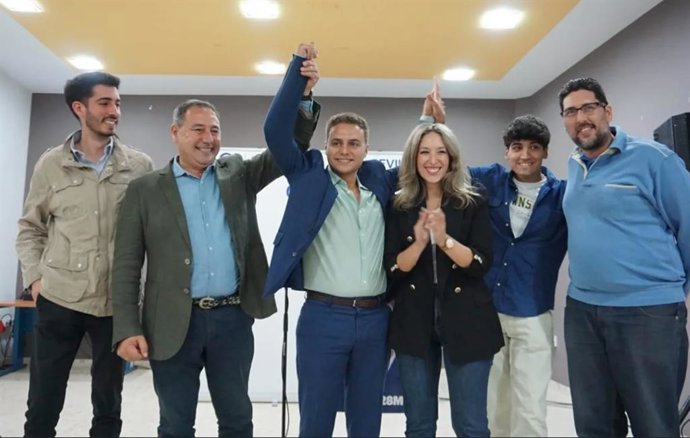 El presidente del PP provincial arropa al candidato popular de El Castillo de las Guardas.