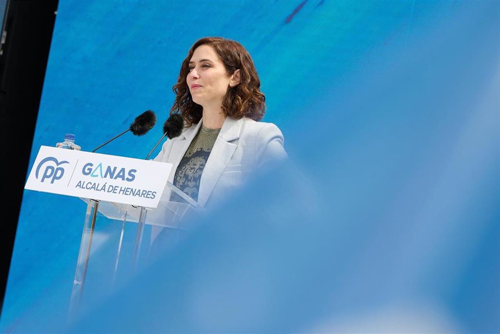 La presidenta de la Comunidad de Madrid, Isabel Díaz Ayuso interviene durante un acto de campaña del Partido Popular, a 20 de mayo de 2023, en Alcalá de Henares, Comunidad de Madrid, (España). Ayuso se ha encontrado con simpatizantes y afiliados del Par