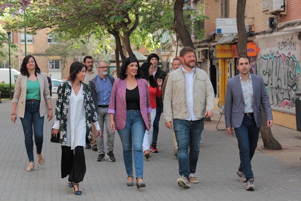 Archivo - La secretaria general de Podemos Andalucía, Martina Velarde, y el coordinador de IU Andalucía, Toni Valero, ambos en los extremos de la imagen, en Málaga para anunciar su acuerdo en esta capital para las municipales. (Foto de archivo)