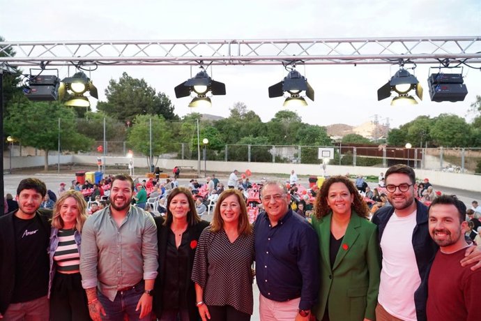 Armengol, Cladera y Rodríguez, junto a otros socialistas en la tradicional Festa de la Rosa de Calvi, en Santa Ponsa.