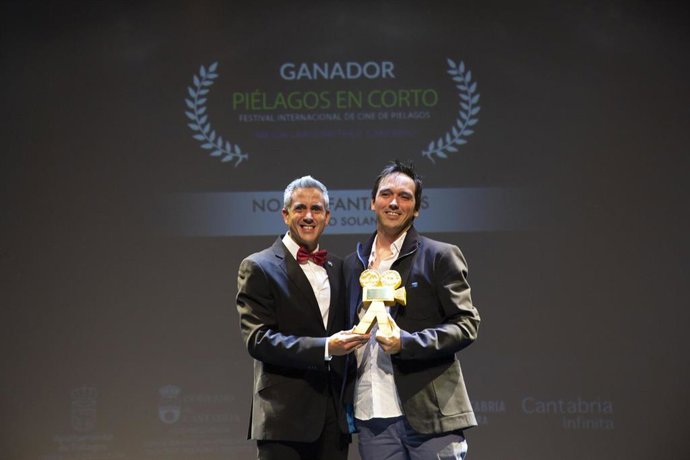 El Vicepresidente Y Consejero De Universidades, Igualdad, Cultura Y Deporte, Pablo Zuloaga, Entrega A Nacho Solana El Premio Al Mejor Corto De Cantabria Del Festival Internacional De Cine De Piélagos.