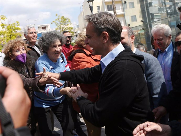 El primer ministro griego, Kyriakos Mitsotakis, haciendo campaña en el puerto del Pireo 