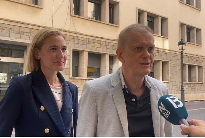 El candidato de CS al Consell, Alex Valdivia, y la candidata liberal al Ayuntamiento de Palma, Eva Pomar.