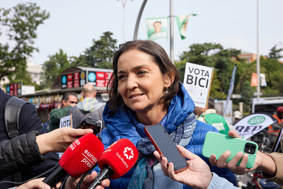La candidata del PSOE a la Alcaldía de Madrid, Reyes Maroto, ofrece declaraciones a los medios durante una bicifestación en Cibeles, a 21 de mayo de 2023, en Madrid (España).