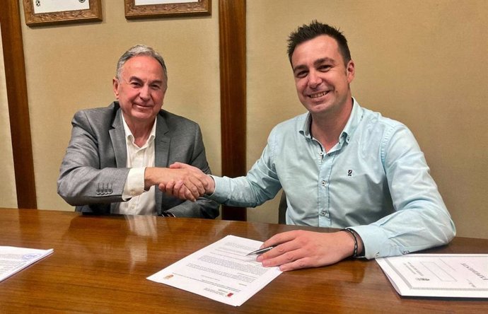 Archivo - José Miguel de la Torre y Manuel Melguizo firman el acuerdo.