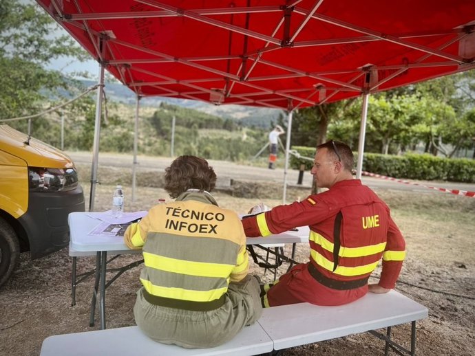 Un técnico del Infoex y uno de la UME, en la zona del incendio de Las Hurdes.