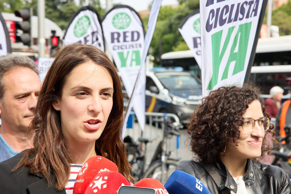 La portavoz de Más Madrid en el Ayuntamiento y candidata a la Alcaldía de Madrid, Rita Maestreofrece declaraciones a los medios durante una bicifestación en Cibeles, a 21 de mayo de 2023, en Madrid (España). 