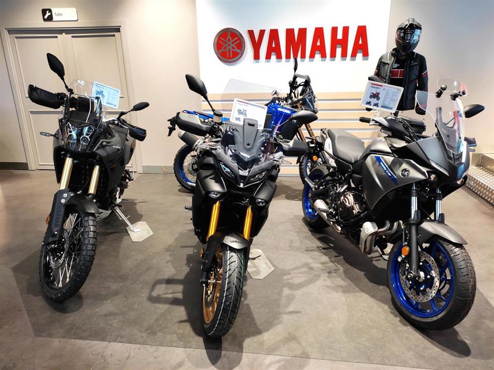Motocicletas nuevas expuestas en un concesionario