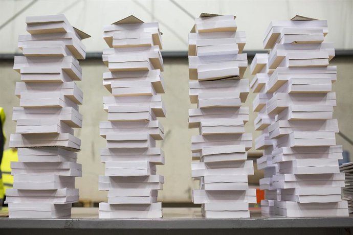 Archivo - Papeletas de votación apiladas para su distribución.