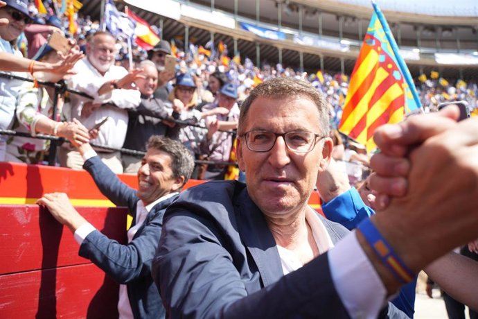 El presidente del Partido Popular, Alberto Núñez Feijóo y el presidente del PP de la Comunitat Valenciana, Carlos Mazón, llegan a un mitin en la Plaza de Toros, a 21 de mayo de 2023, en Valencia, Comunidad de Valencia (España). 