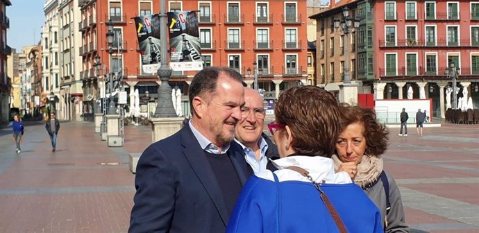 El presidente del Partido Popular en el País Vasco, Carlos Iturgáiz, antes de participar en un acto del PP en la Plaza Mayor de Valladolid