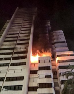 Un incendio en una vivienda de Benidorm obliga a evacuar a nueve personas refugiadas en una azotea