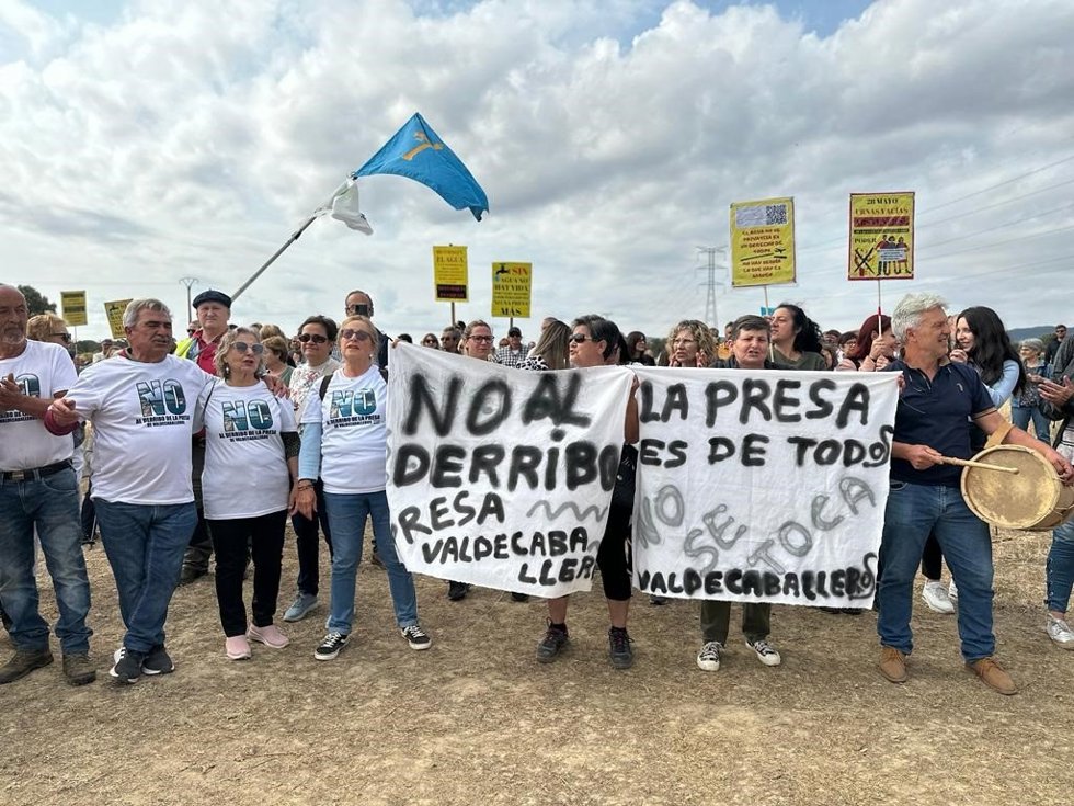 Manifestación en rechazo al derribo de la presa de Valdecaballeros