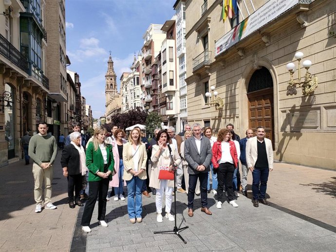 La candidata del PSOE a la presidencia del Gobierno riojano, Concha Andreu, junto a su candidatura en la calle Portales de Logroño