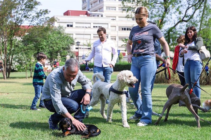 Sanz presenta, en el Parque de Los Príncipes y junto a miembros de su candidatura con sus mascotas, su propuesta 'Sevilla, ciudad amiga de los animales'.