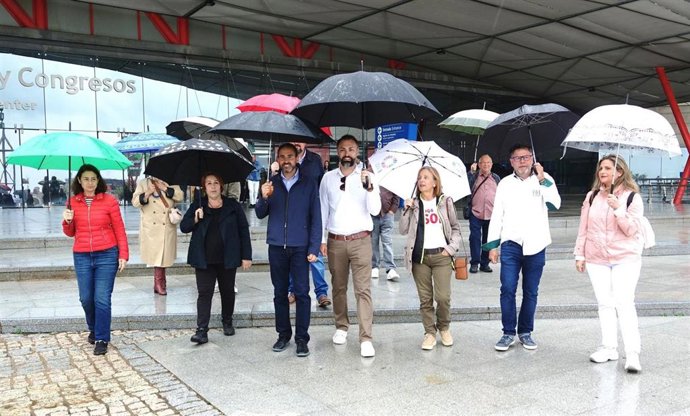El candidato del PSOE a la Alcaldía de Málaga, Daniel Pérez, junto a otros miembros de la lista.