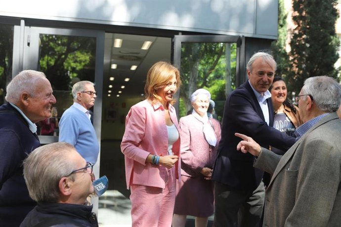 Los candidatos a la Presidencia de Aragón, Jorge Azcón, y a la Alcaldía de Zaragoza, Natalia Chueca, en el centro de mayores Laín Entralgo de Zaragoza.
