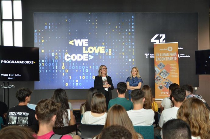 Estudiantes de Málaga se acercan a nuevas tecnologías en el foro de diálogo 'Live Library Experiencias Steam'