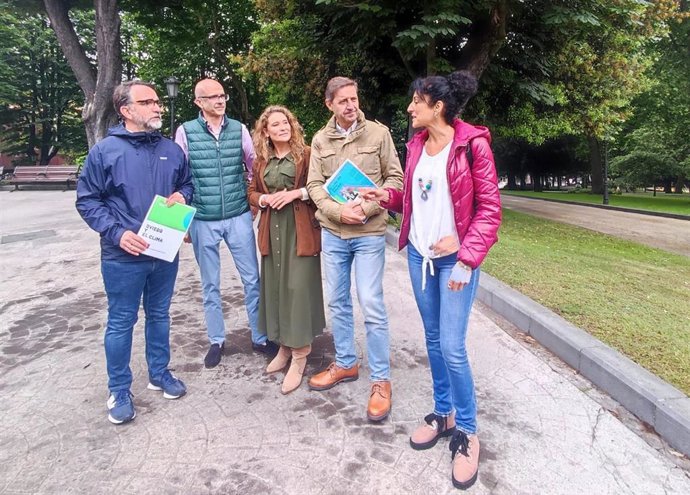 El candidato del PSOE a la Alcaldía de Oviedo, Carlos Fernández Llaneza, junto a integrantes de la candidatura