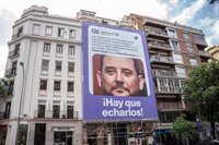 Podemos reclama a la Junta Electoral que archive la denuncia del PP para retirar su lona sobre el hermano de Ayuso