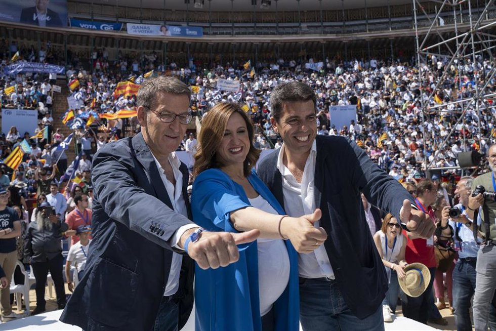 (I-D) El presidente del Partido Popular, Alberto Núñez Feijóo; la candidata a la Alcaldía de Valencia, Maria José Catalá; y el presidente del PP de la Comunitat Valenciana, Carlos Mazón Guixot; durante un mitin en la Plaza de Toros, a 21 de mayo de 2023