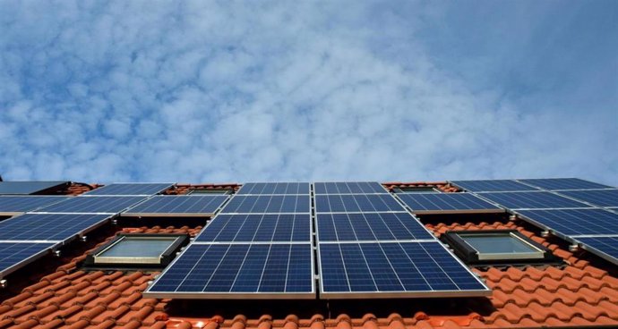 La Comunidad instalará paneles solares fotovoltaicos en distintos inmuebles como medida de ahorro y eficencia energética.