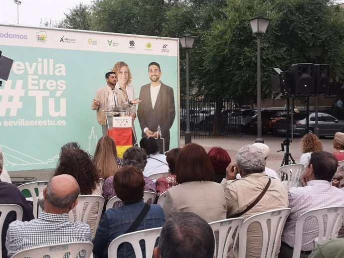 El candidato de Podemos-IU Ismael Sánchez, en un encuentro vecinal en Cerro-Amate.