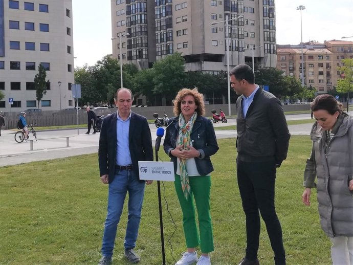 Dolors Montserrat acompañada por los candidatos del PP a la Alcaldía de Pamplona y la Presidencia del Gobierno de Navarra, Carlos García Adanero y Javier García