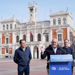 El candidato del PP a la Alcaldía de Valladolid, Jesús Julio Carnero; el presidente de la Diputación de Valladolid, Conrado Íscar, y el presidente del PP del País Vasco, Carlos Iturgaiz, en un acto en la Plaza Mayor vallisoletana