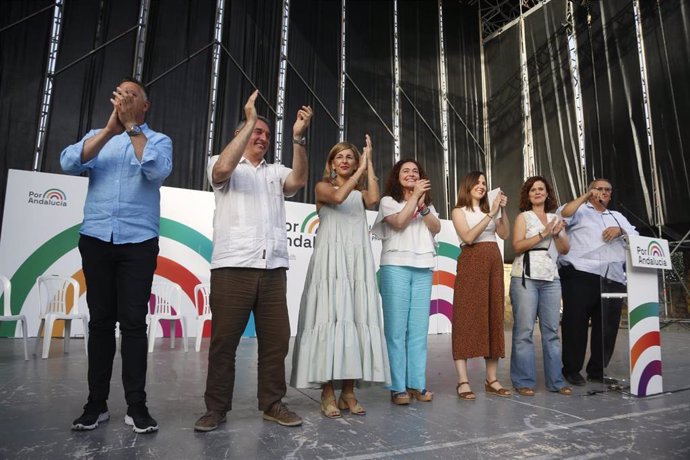 Archivo - La candidata de Por Andalucía a la Presidencia de la Junta, Inma Nieto (4i), junto a la vicepresidenta segunda, Yolanda Díaz (3i) y la líder de Podemos y ministra de Derechos Sociales, Ione Belarra (3d)  en una foto de archivo de la campaña de