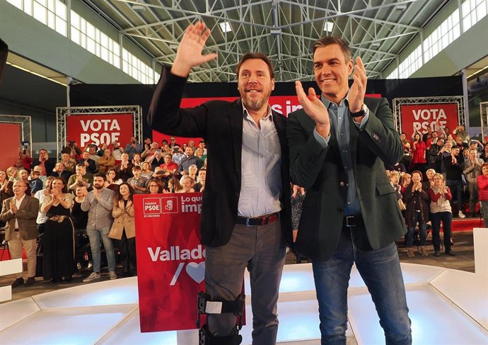 El secretario general del PSOE y presidente del Gobierno, Pedro Sánchez (d), y el alcalde de Valladolid y candidato socialista a la reelección, Óscar Puente (i), durante un acto de campaña del PSOE, en la Feria de Muestras, a 21 de mayo de 2023, en Vall