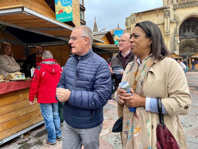 El candidato del PP a la Presidencia del Principado, Diego Canga, con integrantes de la candidatura durante una visita a la Feria de la Ascensión en Oviedo