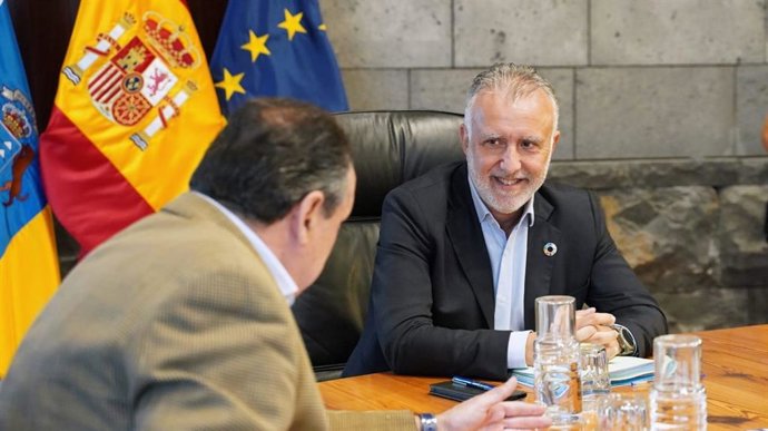 El consejero de Sanidad del Gobierno de Canarias, Blas Trujillo, departe con el presidente de Canarias, Ángel Víctor Torres