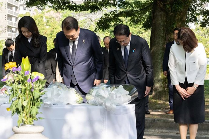 Yoon y Kishida junto a sus esposas rinden homenaje a las víctimas coreanas de los bombardeos de Hiroshima y Nagasaki
