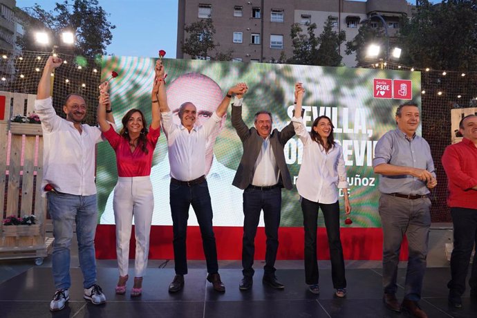 El candidato del PSOE a la Alcaldía de Sevilla, Antonio Muñoz, y el secretario general del PSOE-A, Juan Espadas, durante el acto de inicio de campaña en El Barrio del Zodiaco.