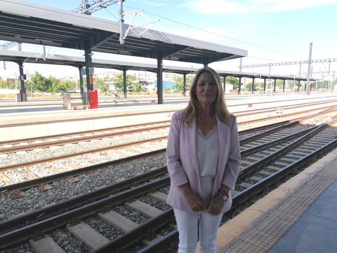 La candidata de Ciudadanos a la Alcaldía de Granada, Concha Insúa, en la estación de tren
