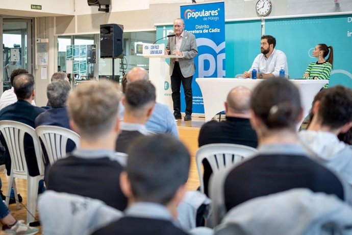 El alcalde y candidato del PP de Málaga a la reelección, Francisco de la Torre, expone su programa de deportes.