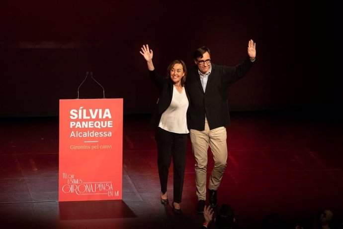 La candidata del PSC per Girona, Sílvia Paneque, al costat del primer secretari de la formació, Salvador Illa