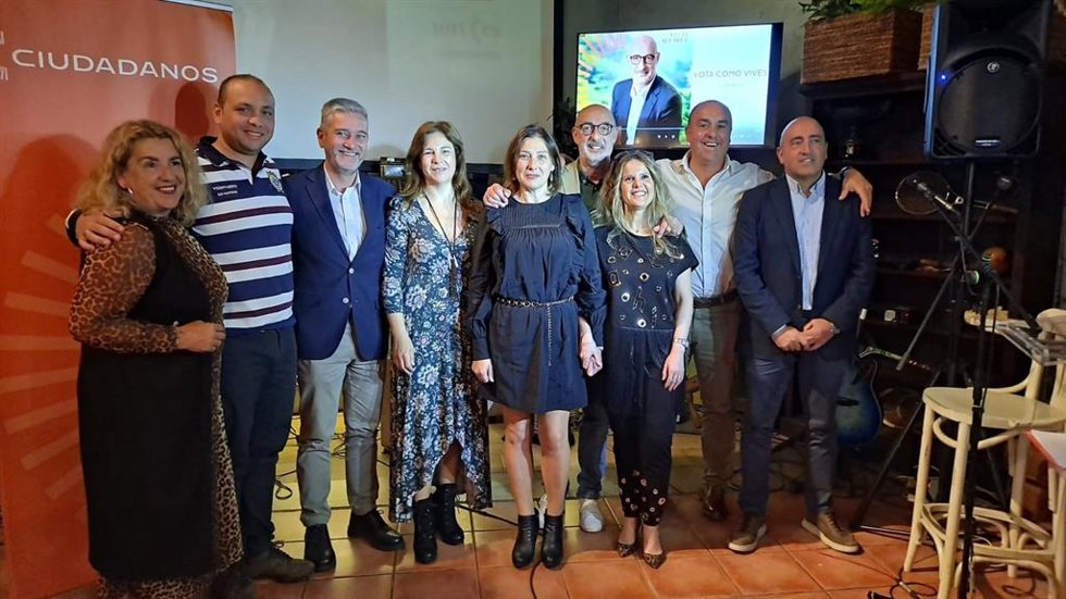 Los candidatos de Cs, Félix Álvarez, por Cantabria; y Javir Ceruti, por Santander; en el acto central de campaña del partido, junto con otros candidatos.