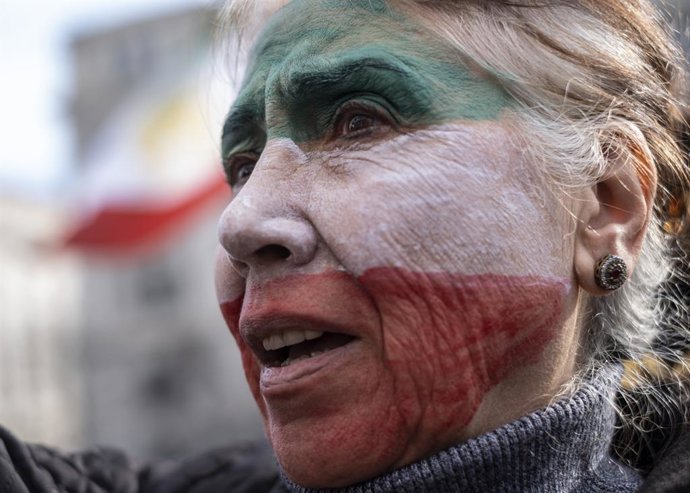 Archivo - January 28, 2023, Washington, District of Columbia, United State: A demonstrator painted Iranian flag on her face as she gathers at Freedom Plaza in Washington, DC in support of the women of Iran. Hundreds of protesters gathered in Washington 
