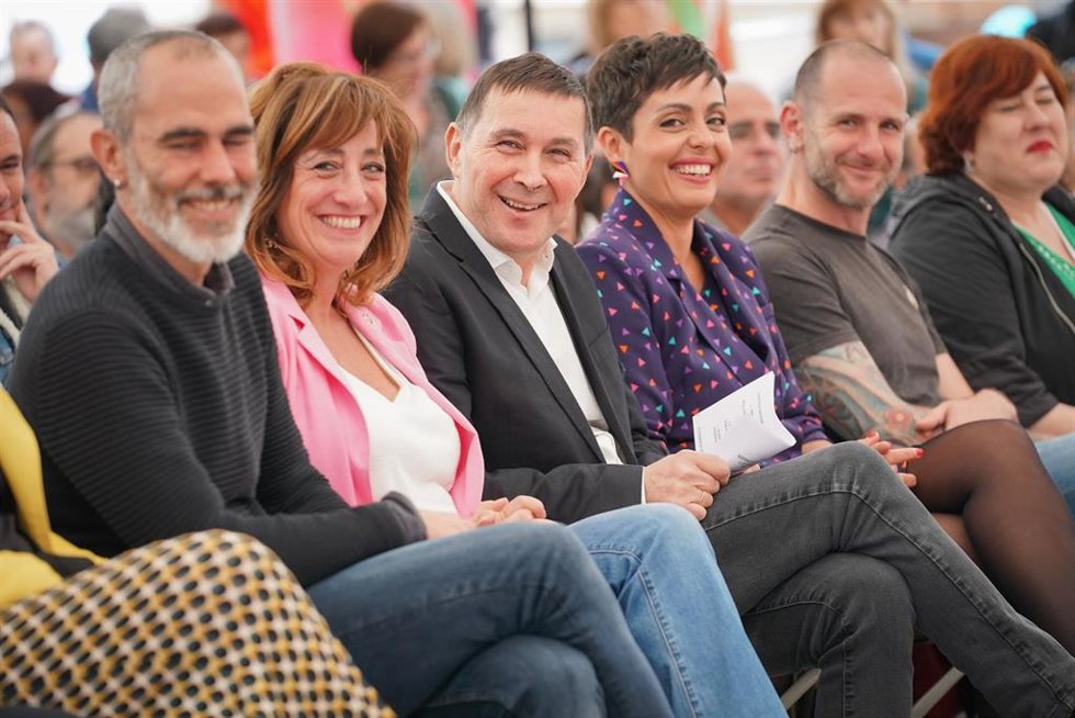 El coordinador general de EH Bildu, Arnaldo Otegi, junto a Eva López de Arroyabe Rocío Vitero, en Vitoria-Gasteiz