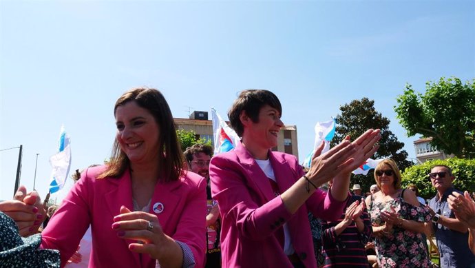 La portavoz del BNG, Ana Pontón, participa en un mitin en Moaña (Pontevedra) junto a la candidata del Bloque, Leticia Santos.