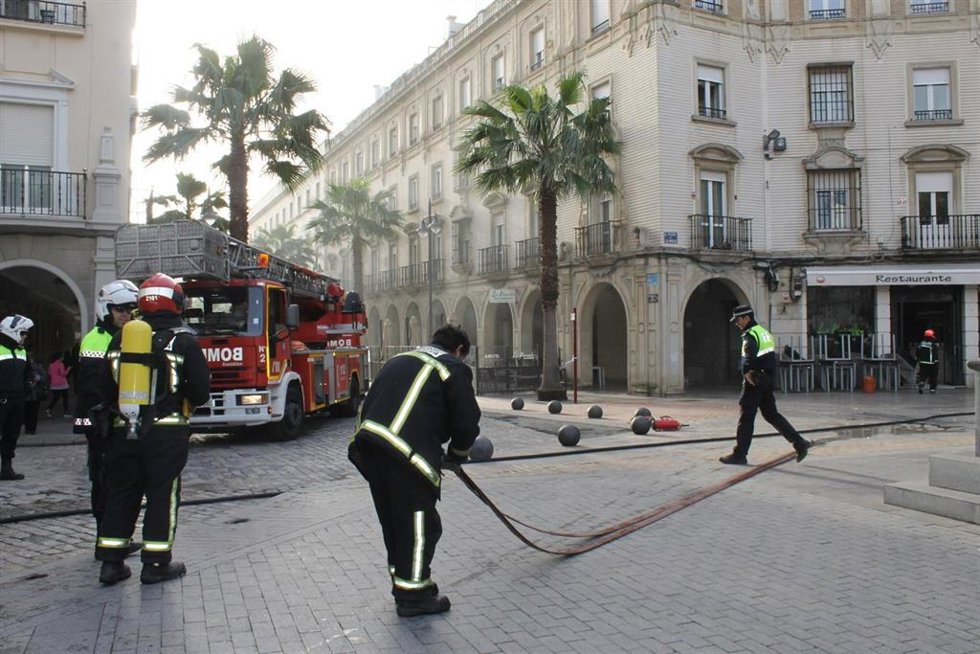 Imagen de recurso de bomberos municipales en una intervención en la Plaza de las Monjas.